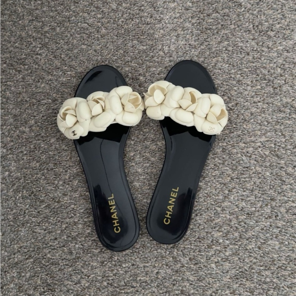 CHANEL Black and Cream Floral Sandals